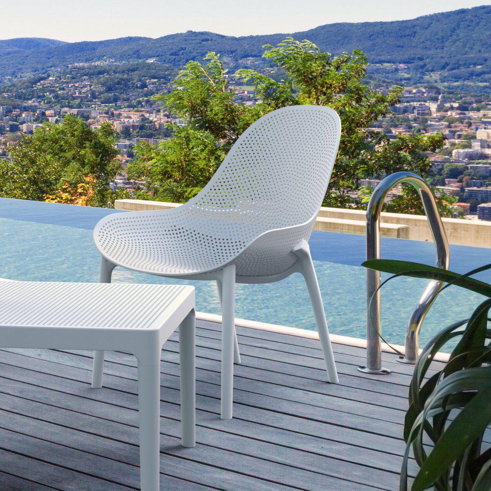 White Lounge Chair V137